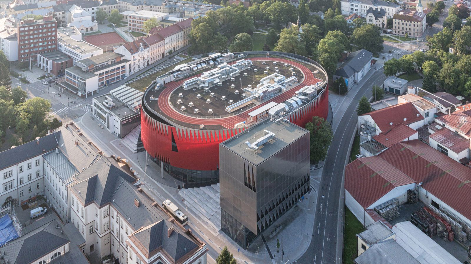 Vermelho: a cor que pulsa nos edifícios e na alma