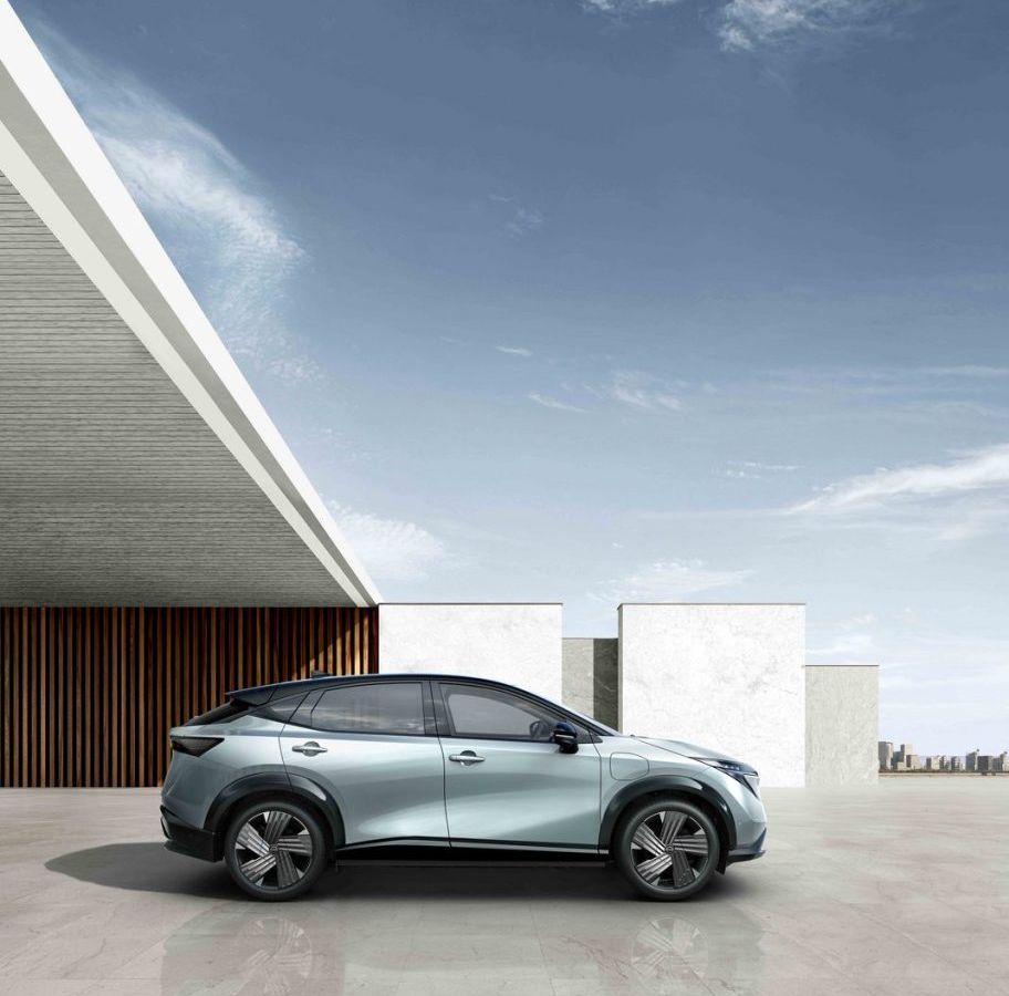 Nissan atualiza Ariya 2027 com padrão NACS e Google integrado
