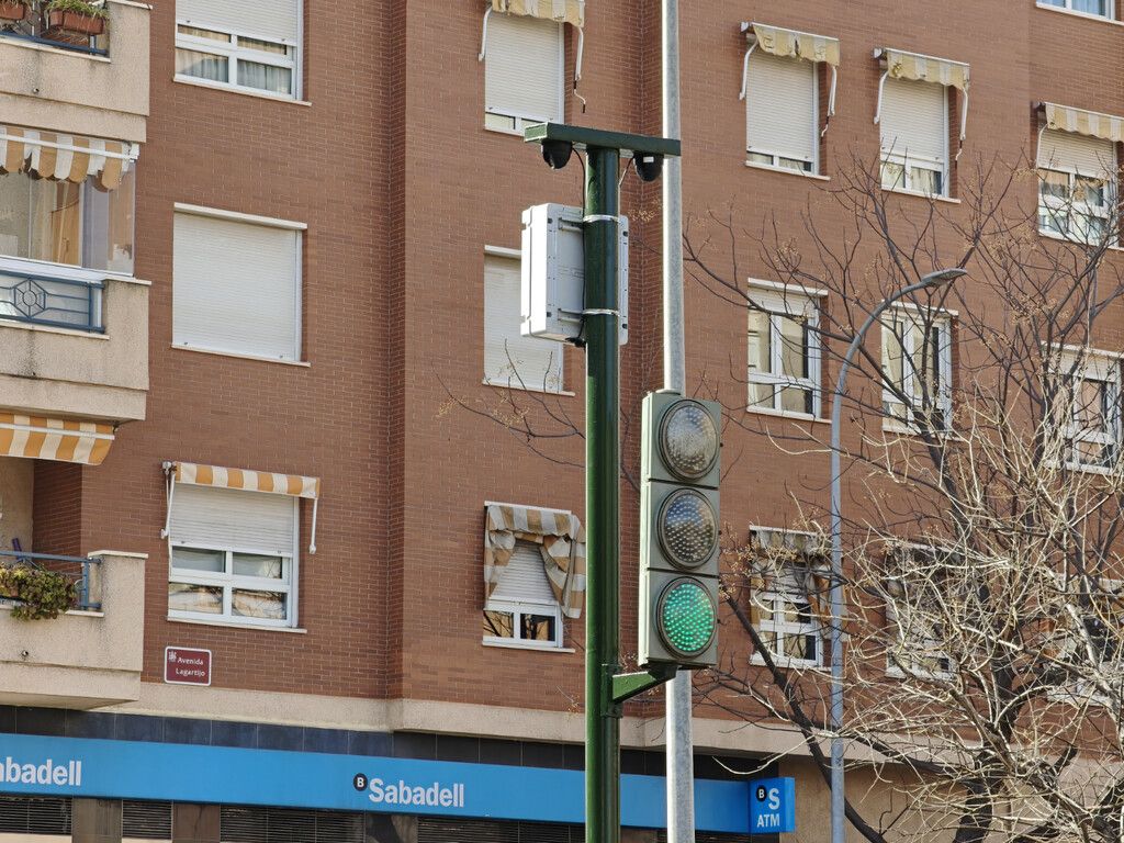 Espanha cria marco legal para semáforos inteligentes — e a mobilidade urbana muda de patamar
