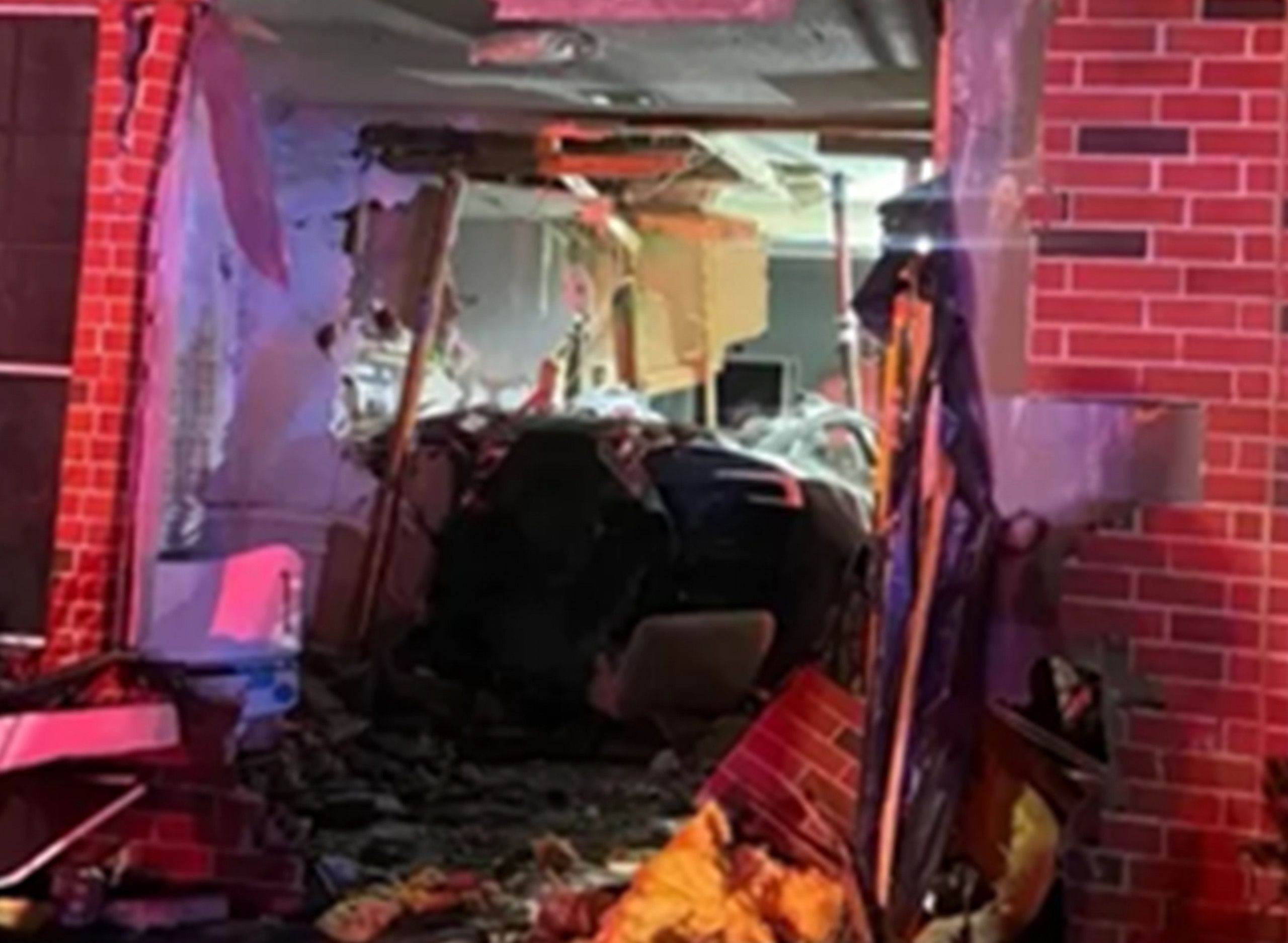 Tesla defende FSD após colisão fatal no Texas e culpa condutor por excesso de velocidade