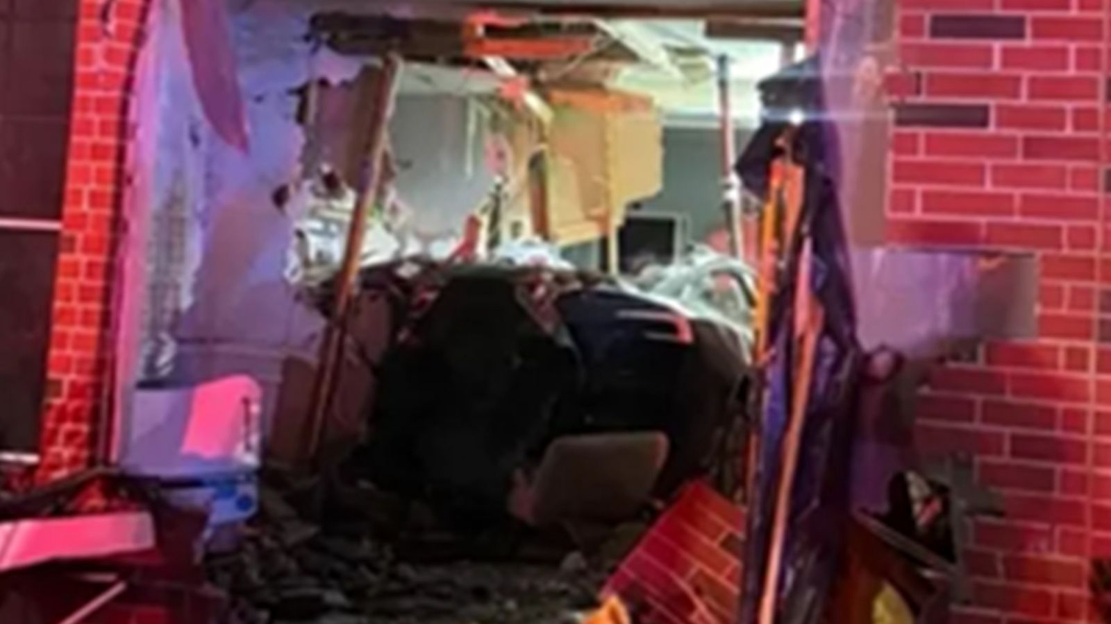 Tesla defende FSD após colisão fatal no Texas e culpa condutor por excesso de velocidade