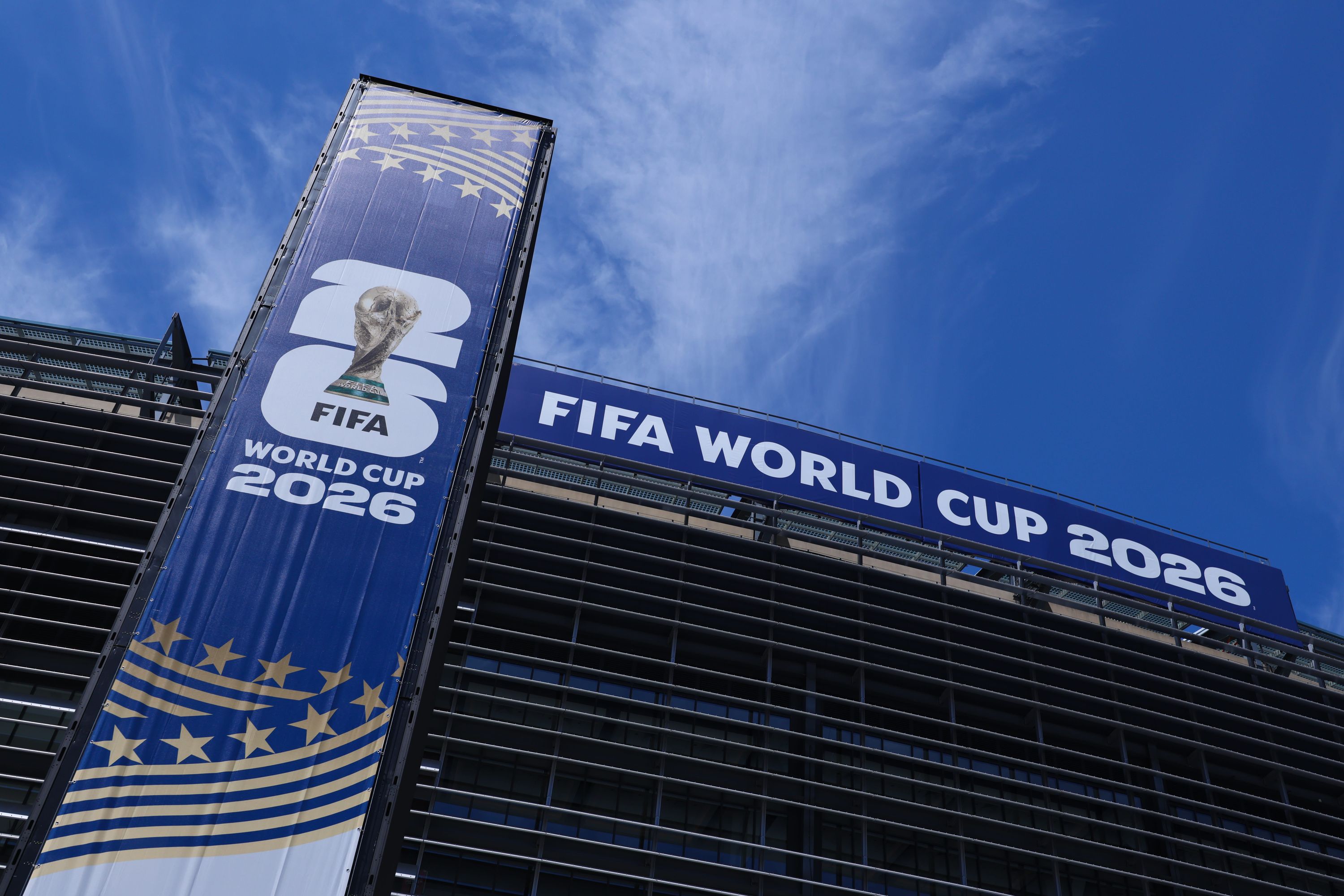 FIFA extrai US$ 11 bilhões em contratos que sufocam cidades-sede