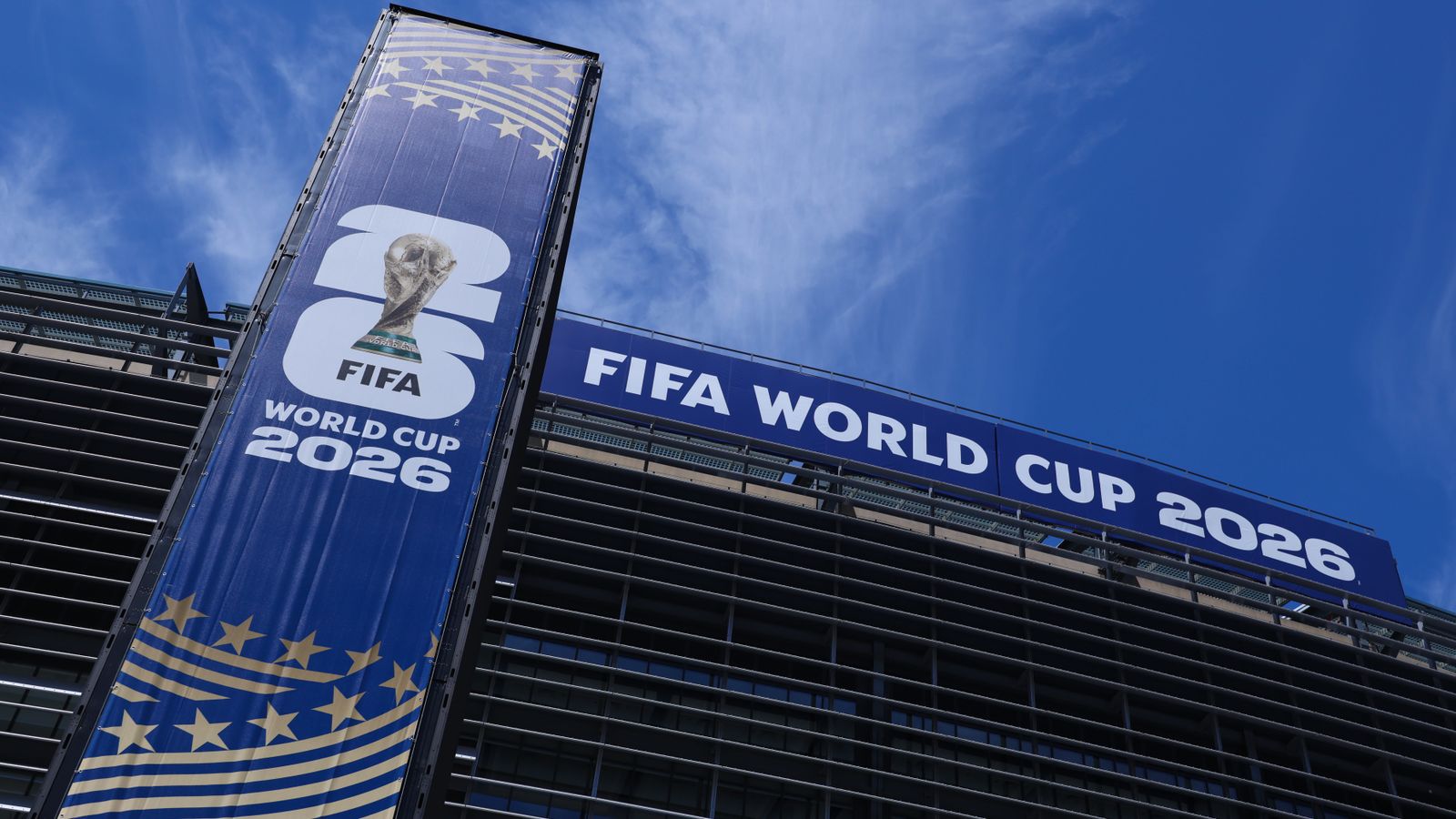 FIFA extrai US$ 11 bilhões em contratos que sufocam cidades-sede