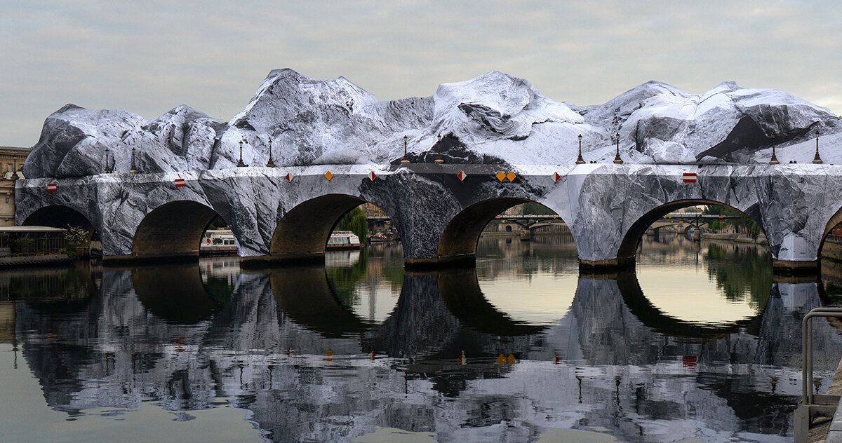 JR transforma Pont Neuf em caverna inflável — uma homenagem técnica a Christo
