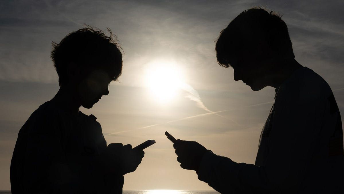 Redes sociais: banir os filhos para salvar os pais?