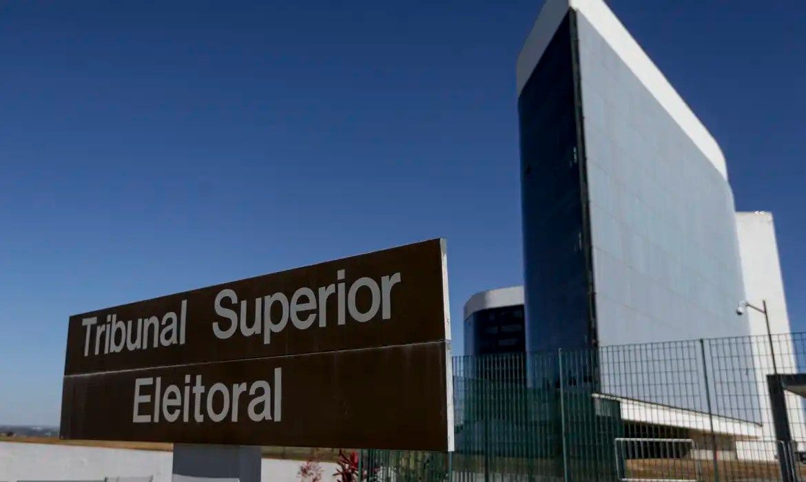 O clima entra na sala de guerra do TSE