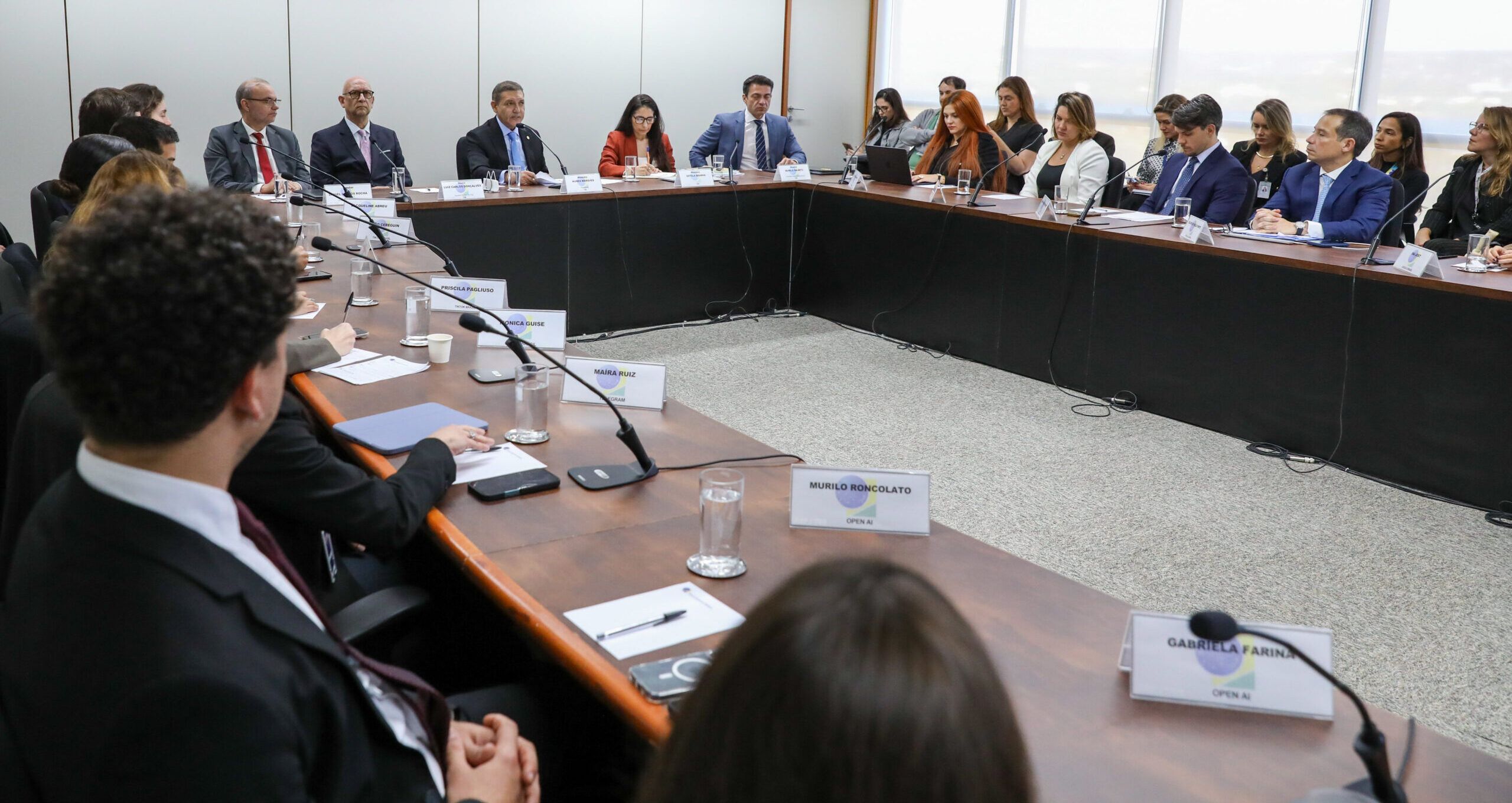 TSE chama as big techs à mesa: a paz armada para 2026