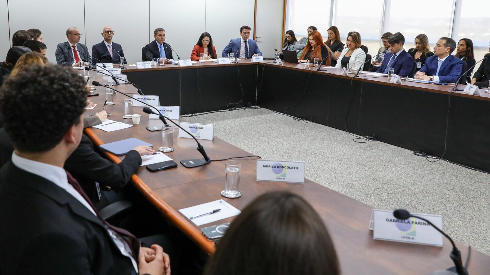 TSE chama as big techs à mesa: a paz armada para 2026