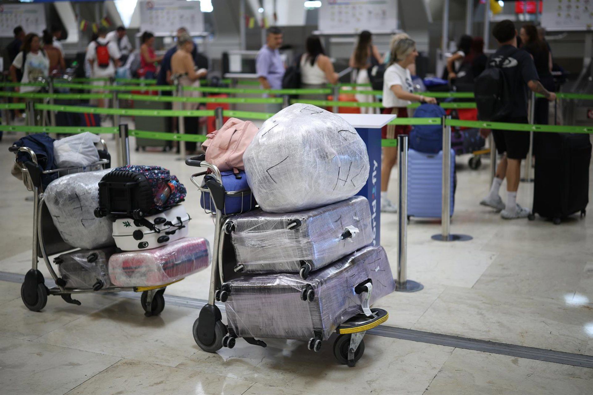 Parlamento Europeu valida reforma de direitos aéreos — mas mantém cobrança por bagagem de mão