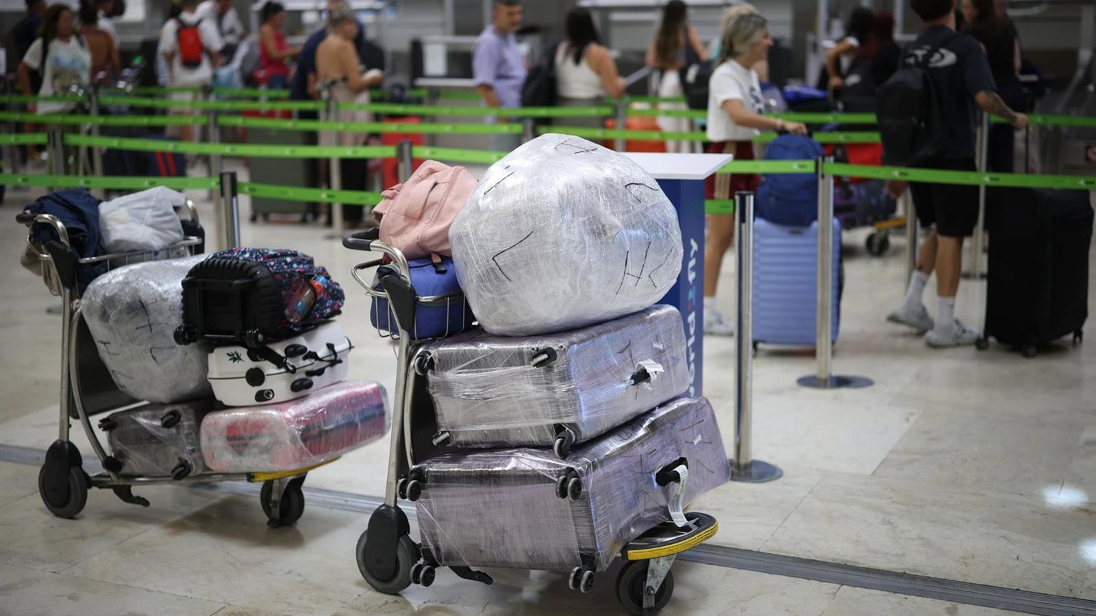 Parlamento Europeu valida reforma de direitos aéreos — mas mantém cobrança por bagagem de mão