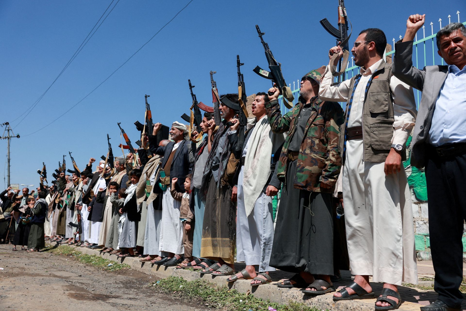Ataques houthis ao aeroporto de Riad matam 3 e escalam conflito no Oriente Médio