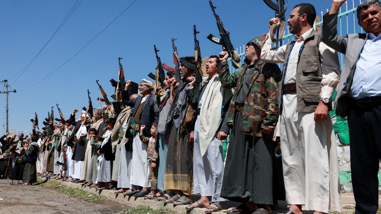 Ataques houthis ao aeroporto de Riad matam 3 e escalam conflito no Oriente Médio