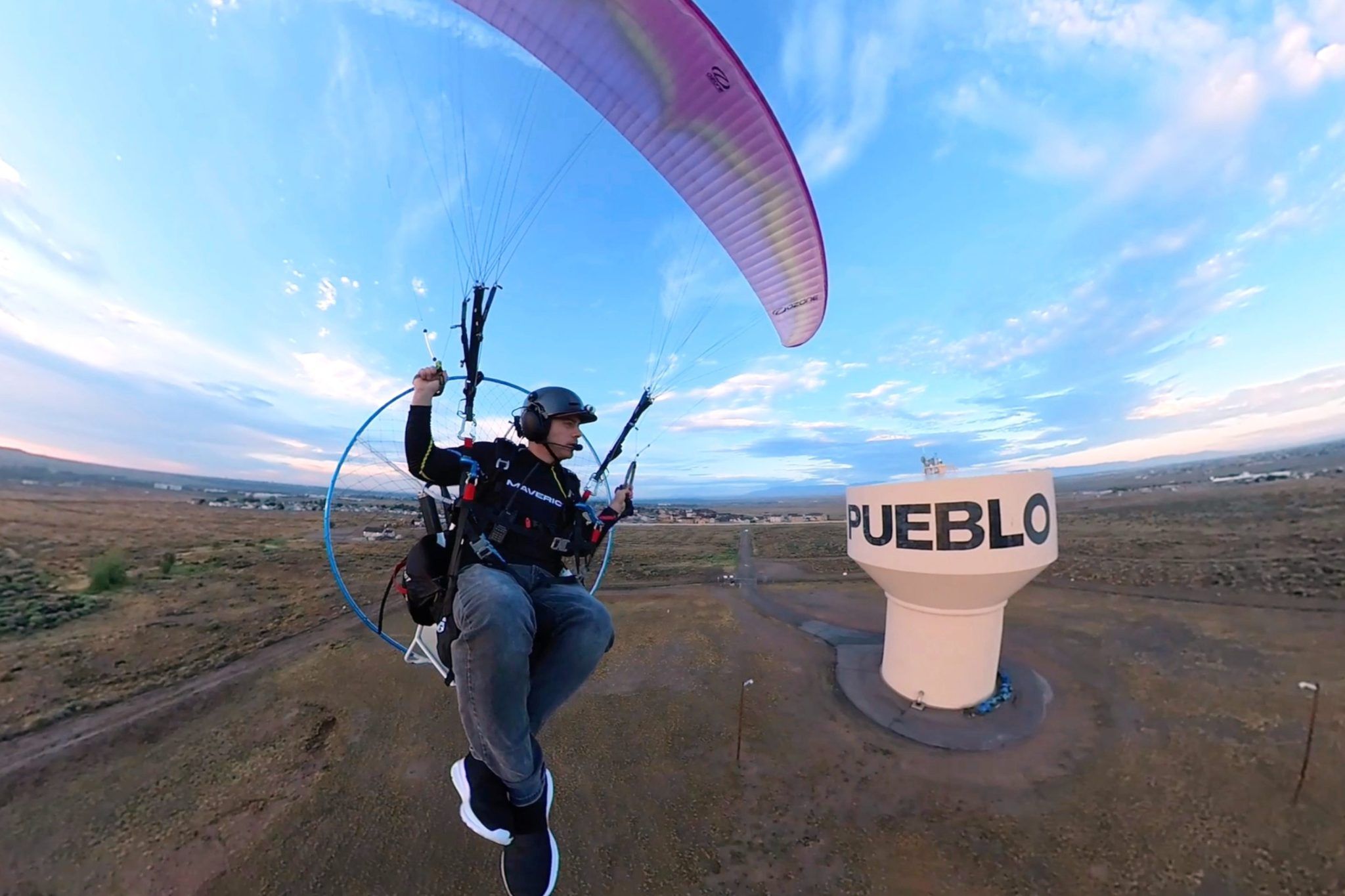 Controlador de tráfego aéreo voa para o trabalho em parapente
