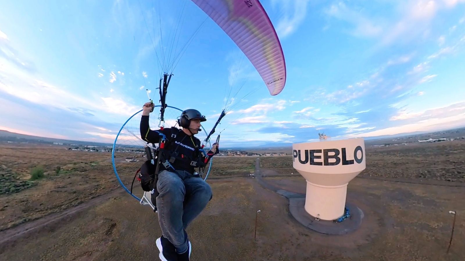 Controlador de tráfego aéreo voa para o trabalho em parapente
