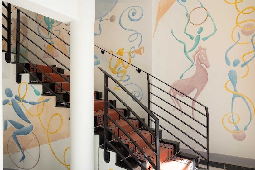 Vincent Darré transforma teatro parisiense em hotel de fantasia