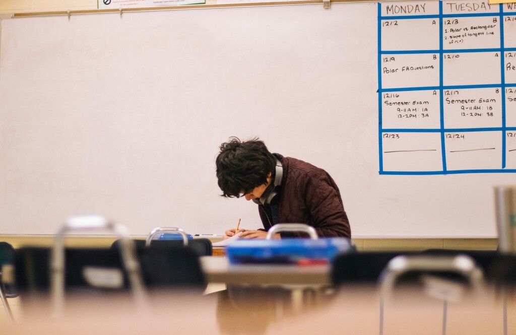 PISA 2022: Mudança em questionário pode explicar queda de alunos ricos