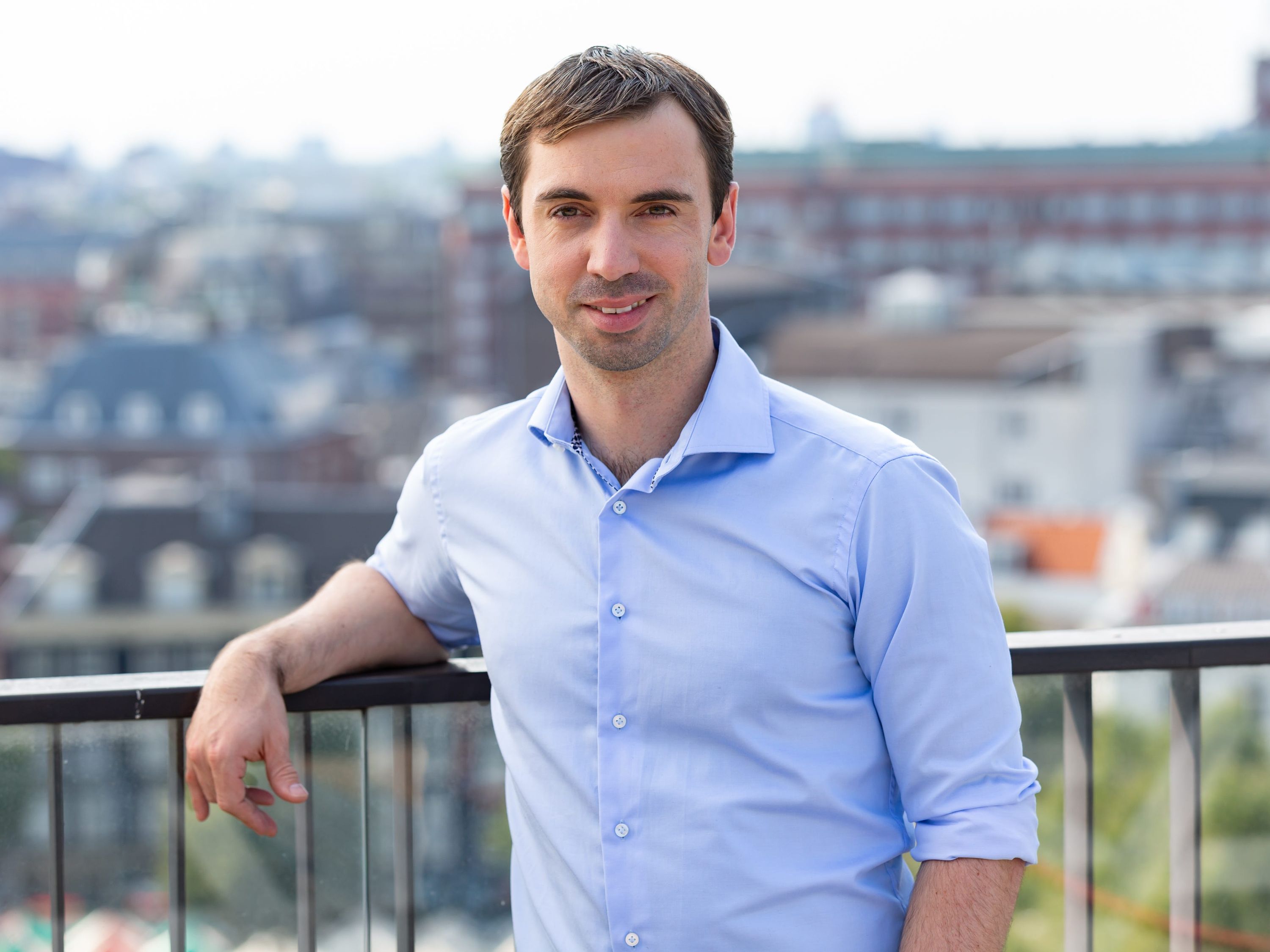 James Waters revela como a Booking.com usa IA para análise competitiva