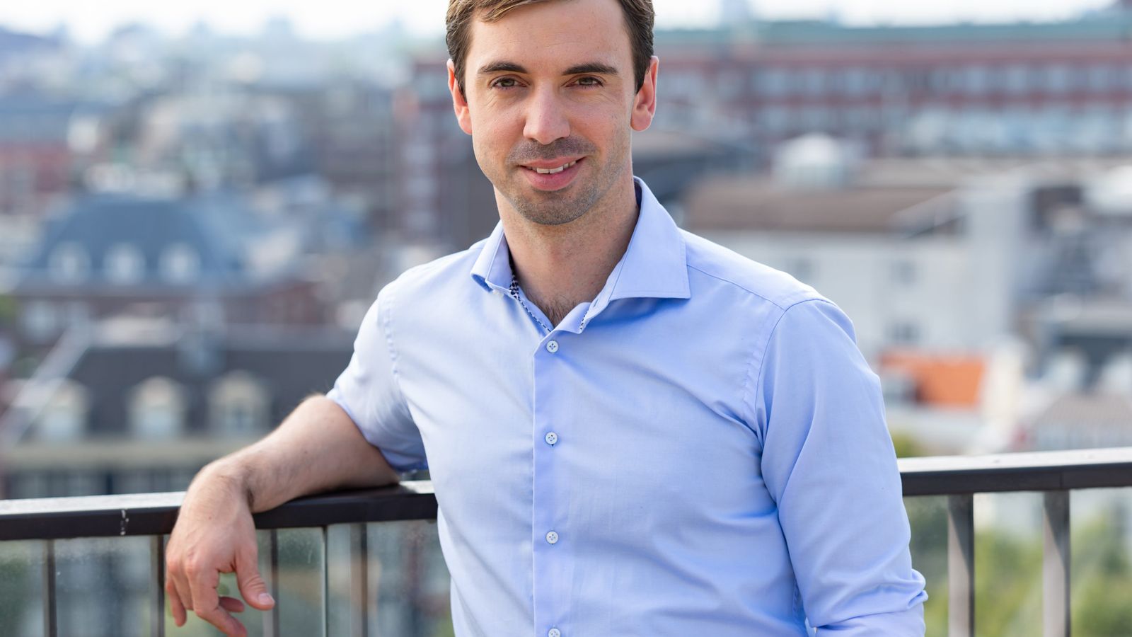 James Waters revela como a Booking.com usa IA para análise competitiva