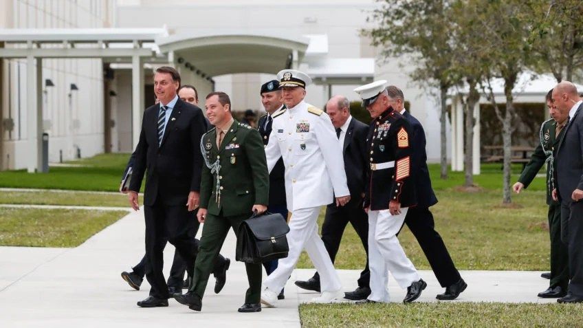 Os dois cartões amarelos de Bolsonaro: a FAB na mira do golpe