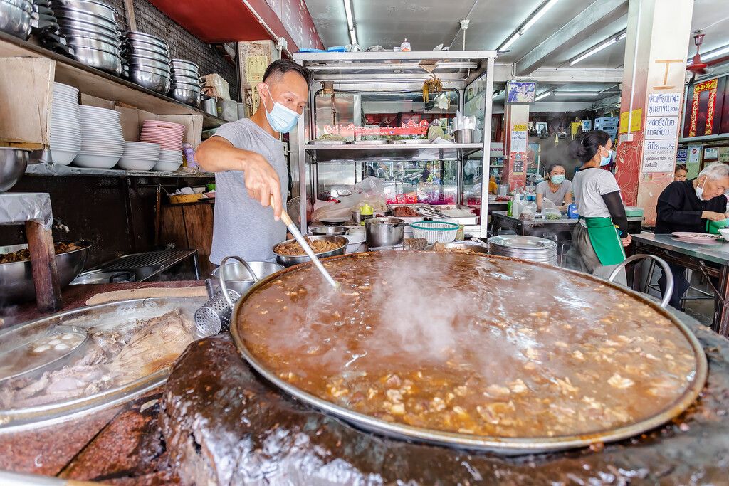 Restaurante em Bangkok mantém caldo em ebulição há 52 anos — e atrai turistas do mundo todo