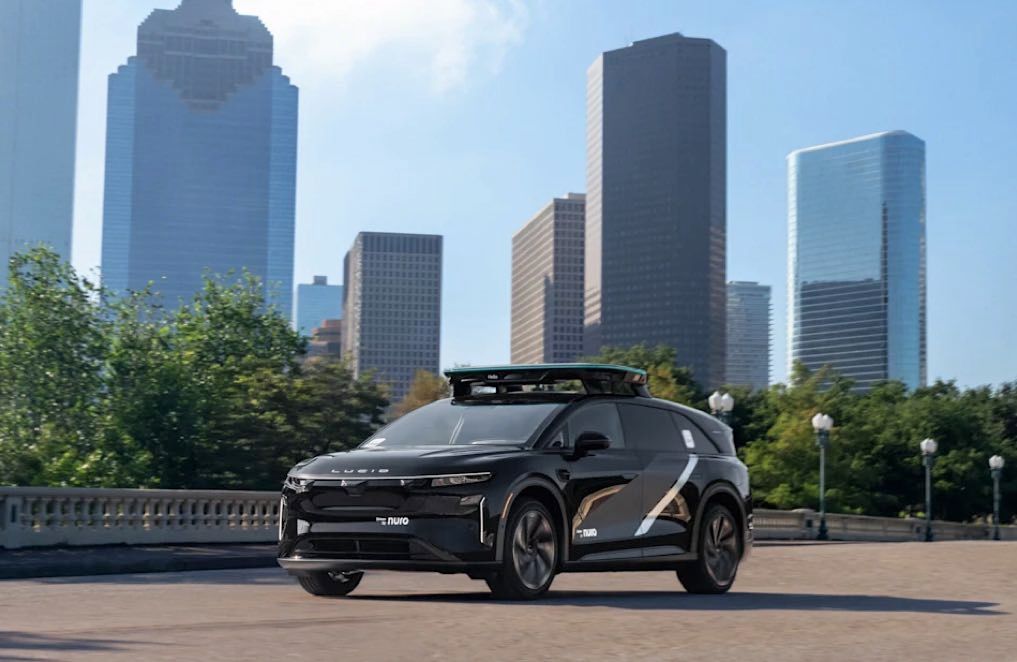 Lucid, Nuro e Uber avançam com frota de robotáxis em Houston para 2027