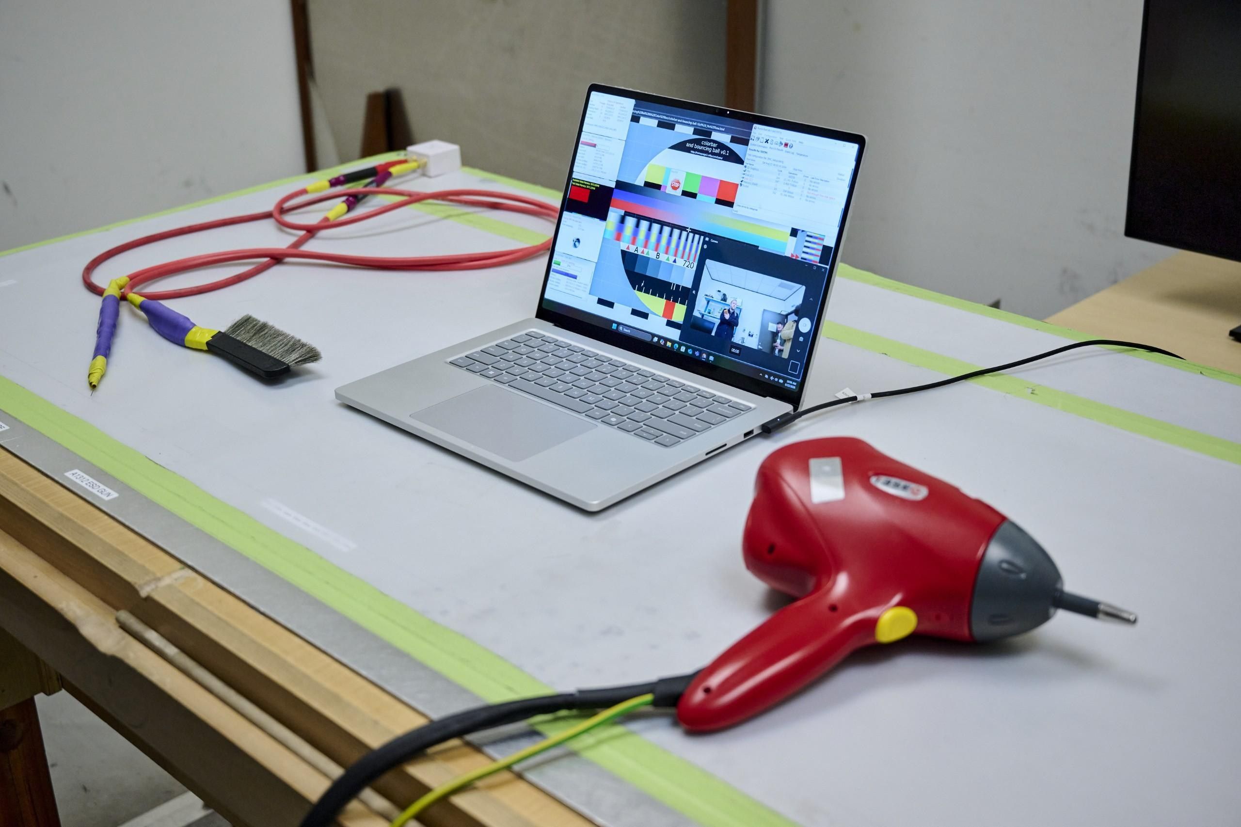 Microsoft testa Surface Laptop Ultra com robôs e ondas de rádio