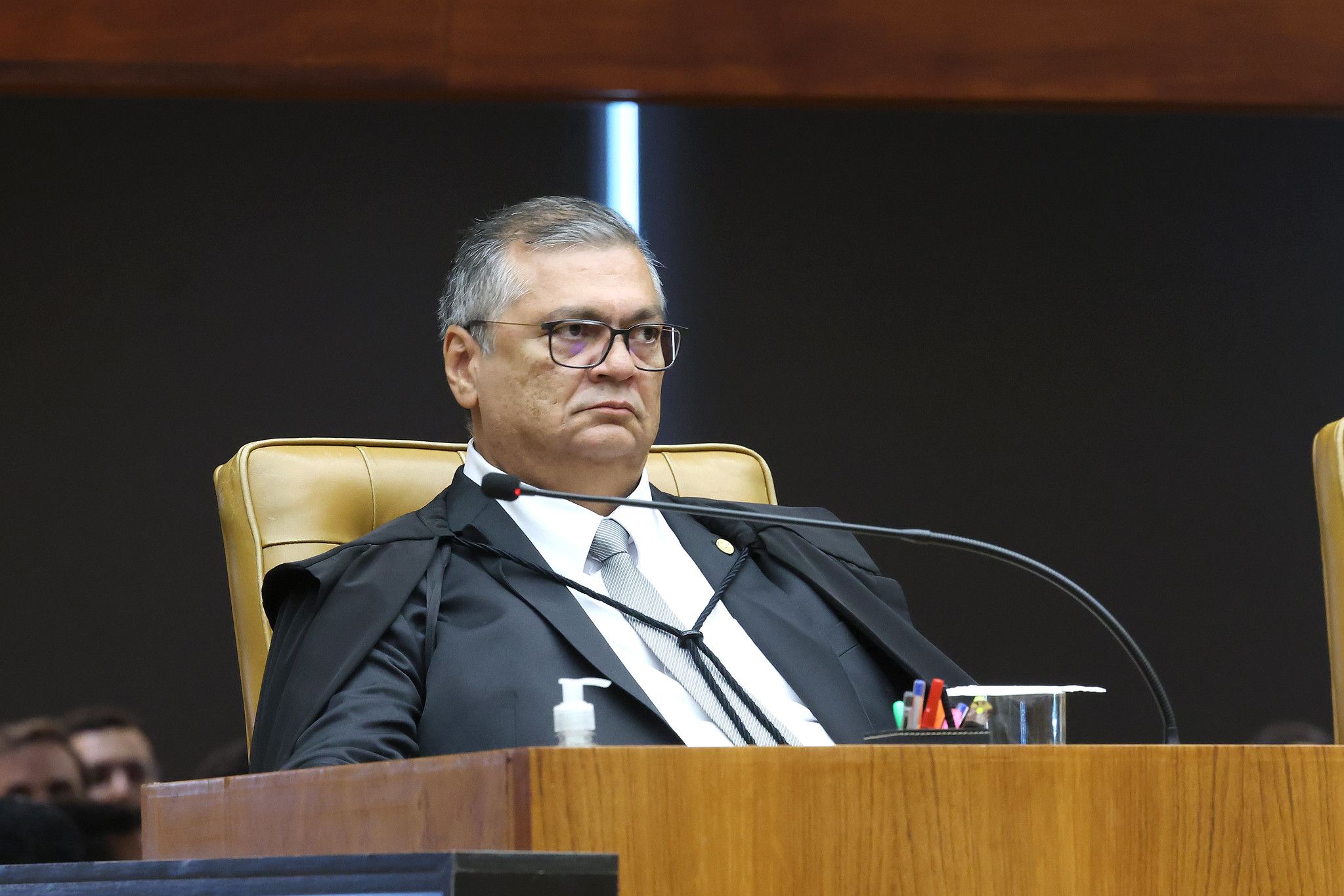Dino mantém remoção de vídeos e questiona limites do discurso político