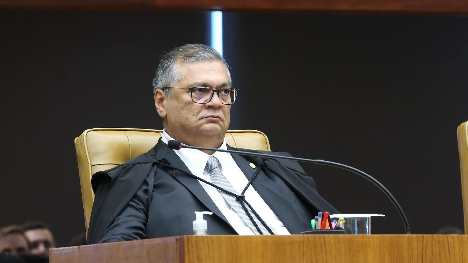Dino mantém remoção de vídeos e questiona limites do discurso político