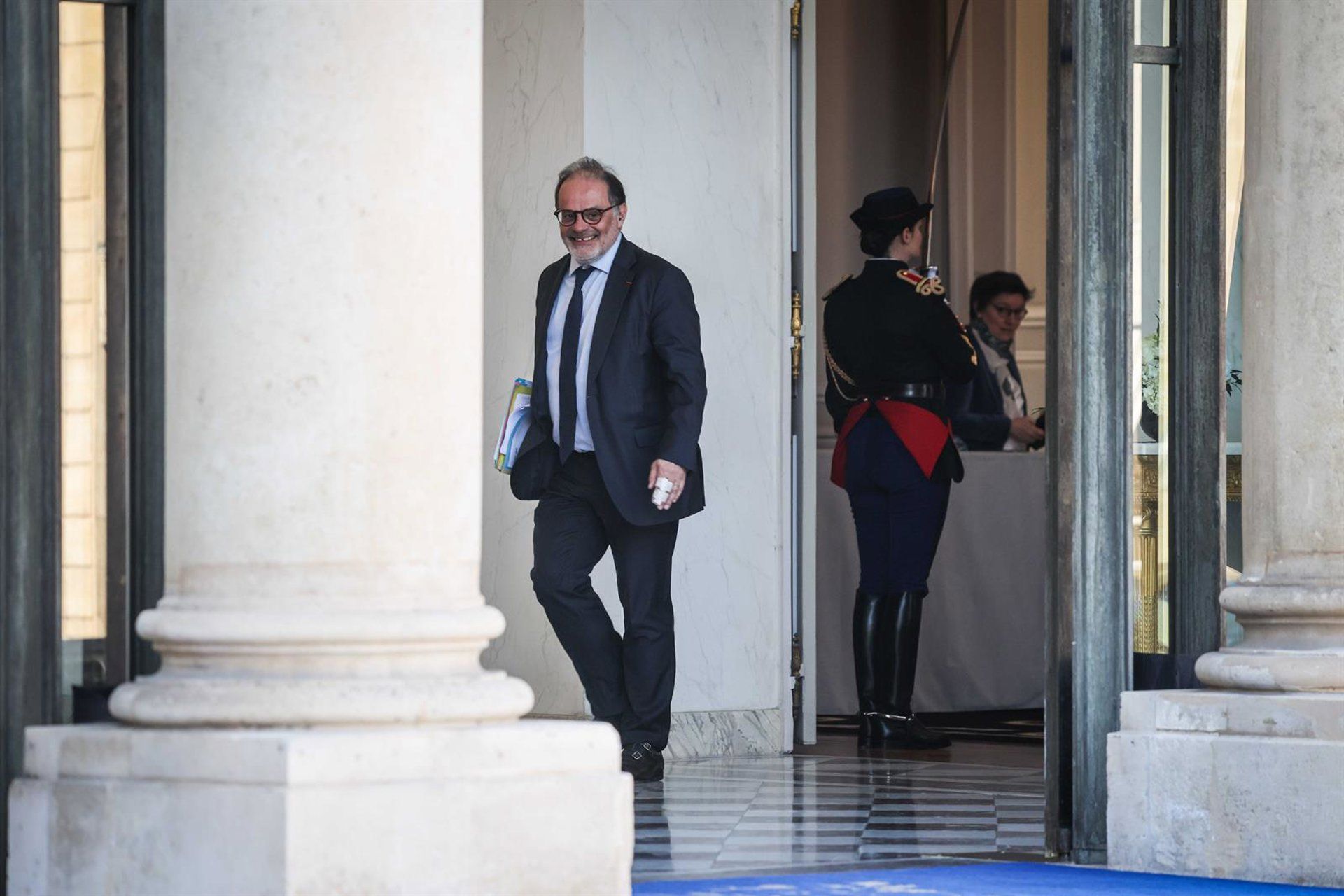 Banco de França aposta em poupança familiar para sustentar consumo