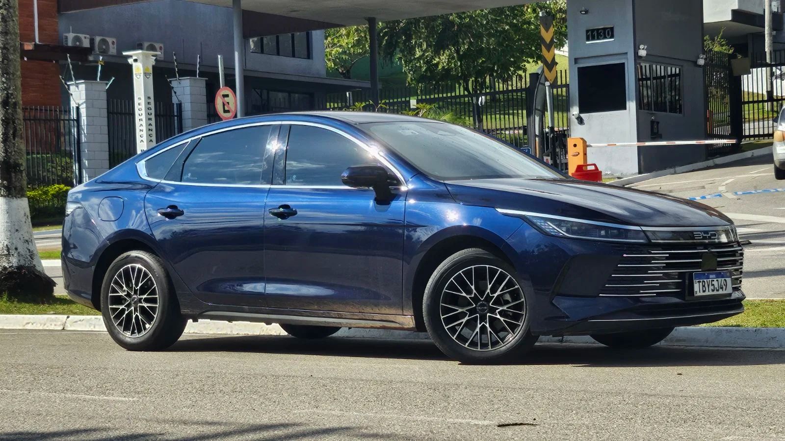 BYD corta R$ 37 mil no King GL e desafia elétricos compactos