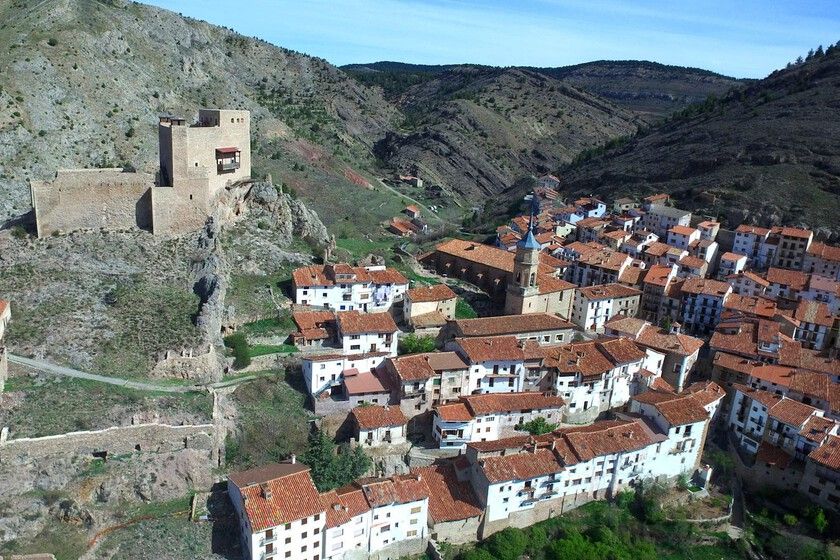 A vila de 380 habitantes e 6.000 problemas