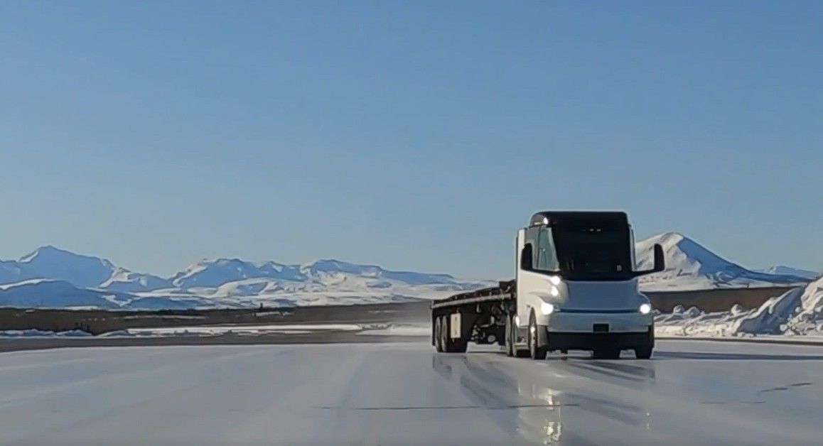 Tesla Semi supera teste de estabilidade em pistas congeladas do Alasca