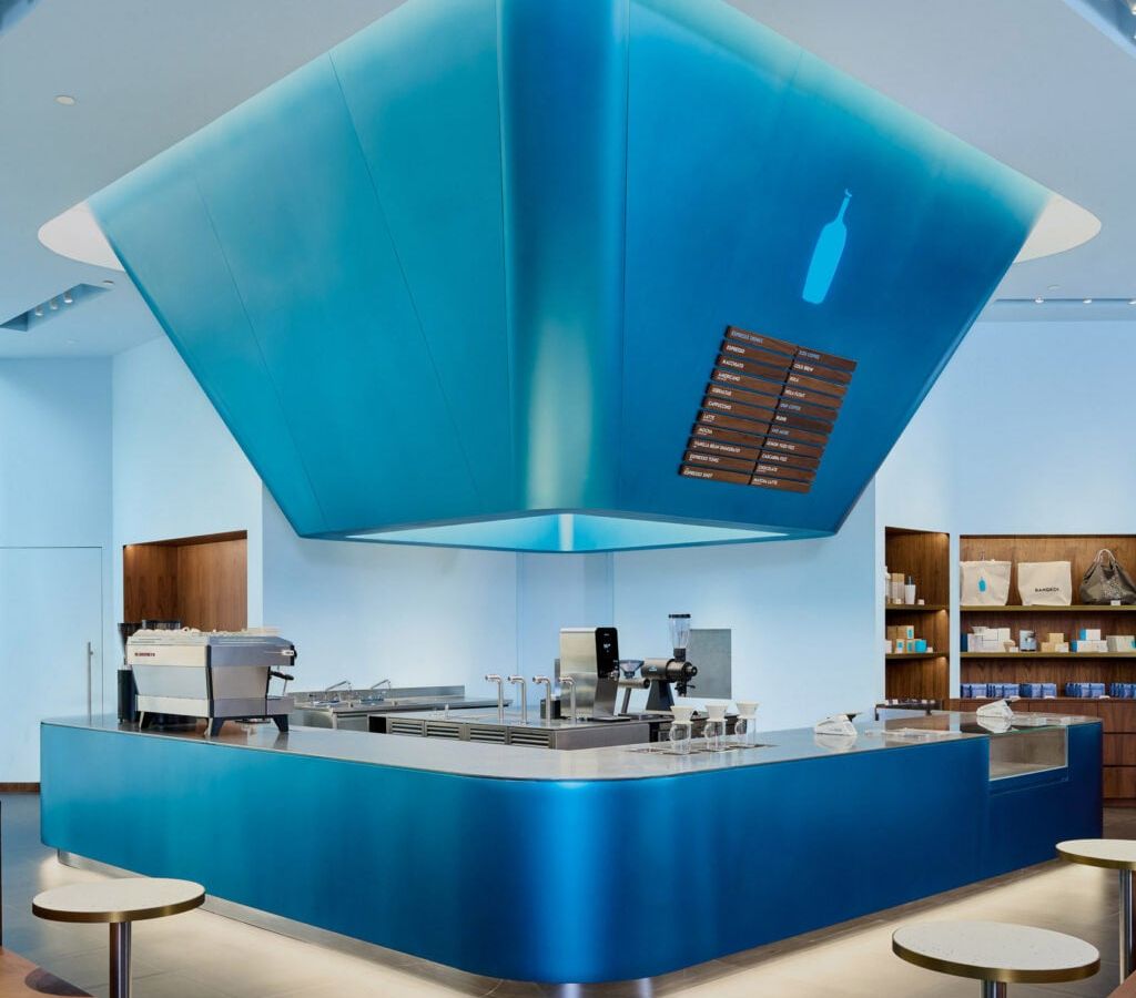 Blue Bottle une cultura tailandesa em café de Bangkok com lanternas