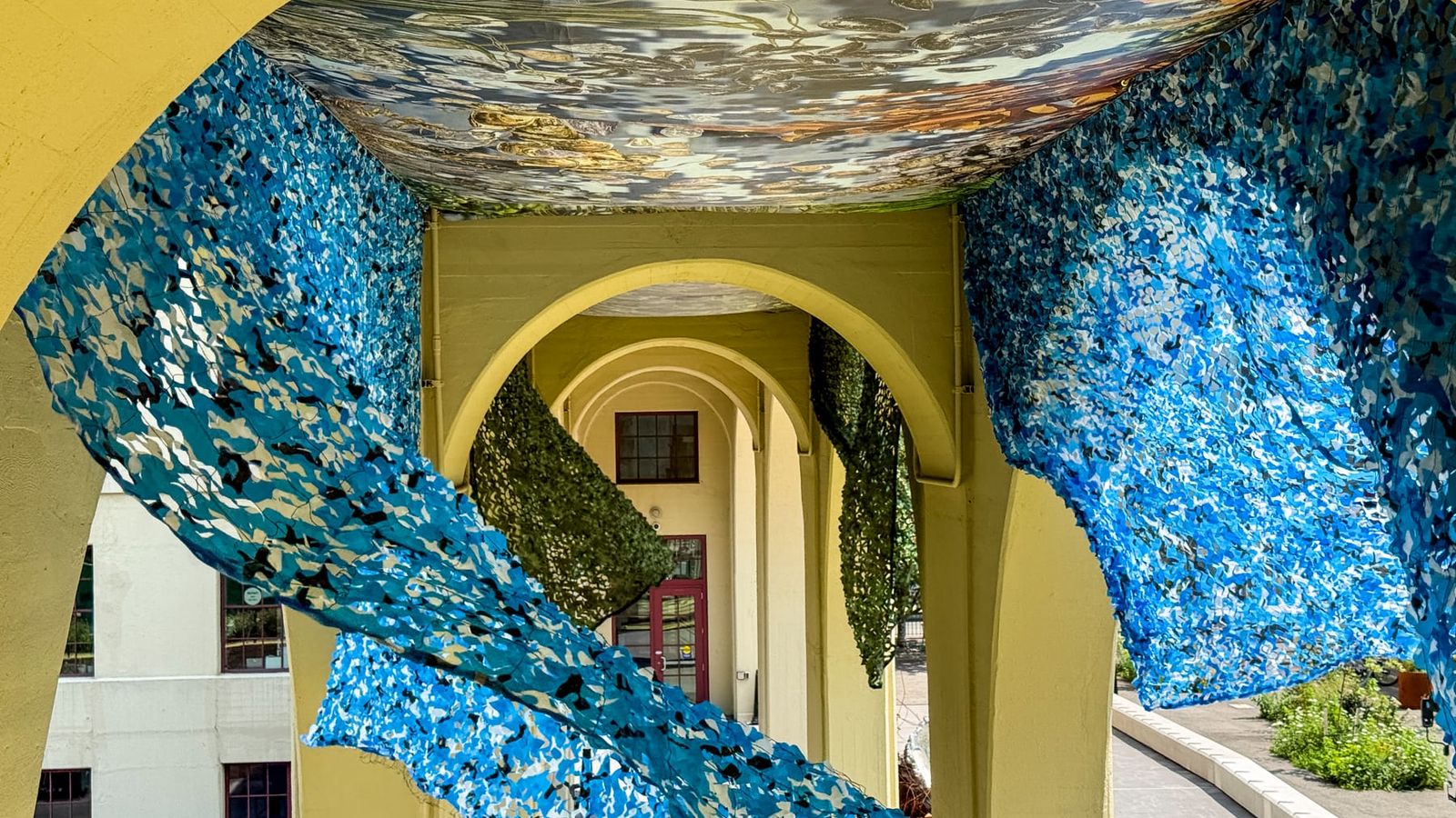 Jean Shin subverte camuflagem militar com arte anti-guerra