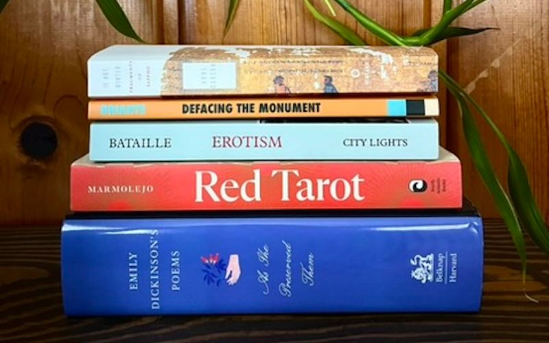 A biblioteca de cabeceira de Serena Chopra — o que molda a escrita contemporânea