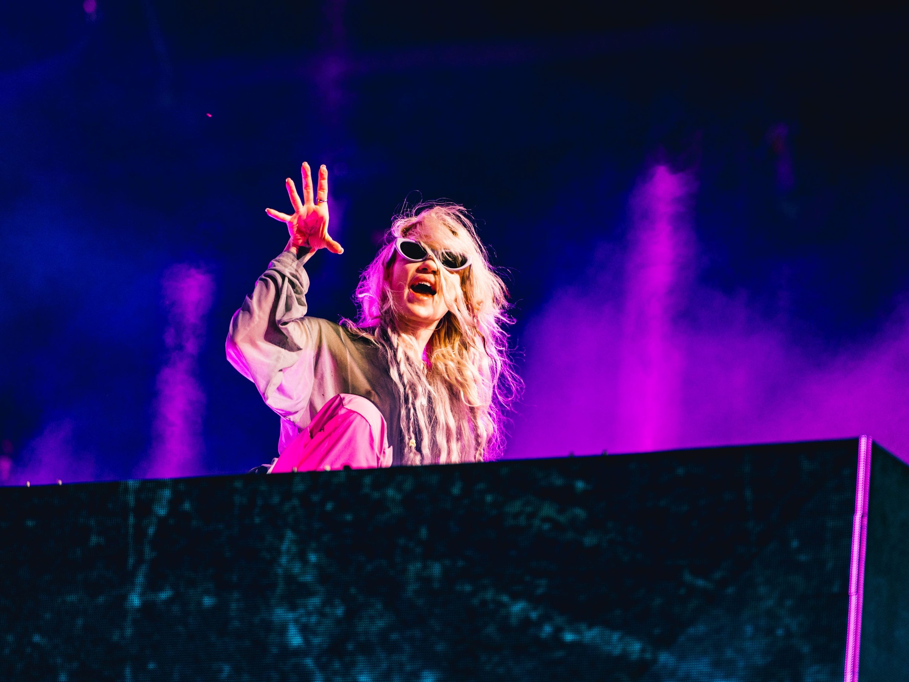 Grimes usa IA em clipe, mas destaca 70 artistas e 'complemento criativo'