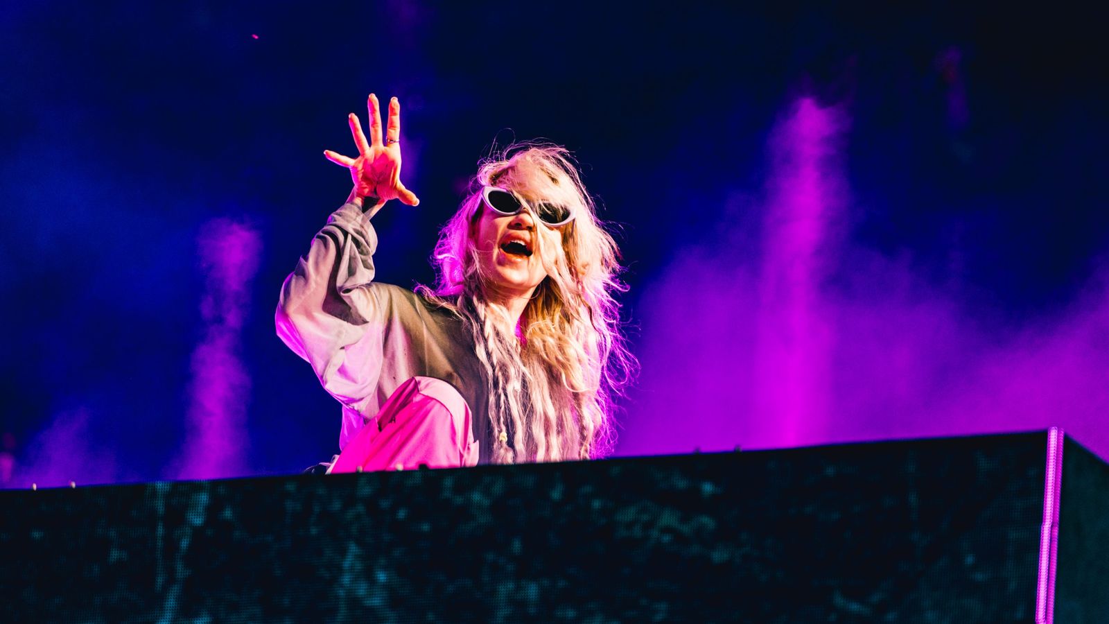 Grimes usa IA em clipe, mas destaca 70 artistas e 'complemento criativo'