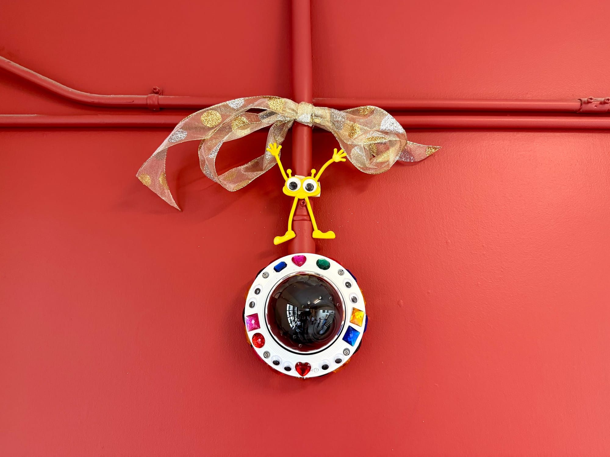 Professores do MIT decoram câmeras de vigilância com glitter e olhos de boneco