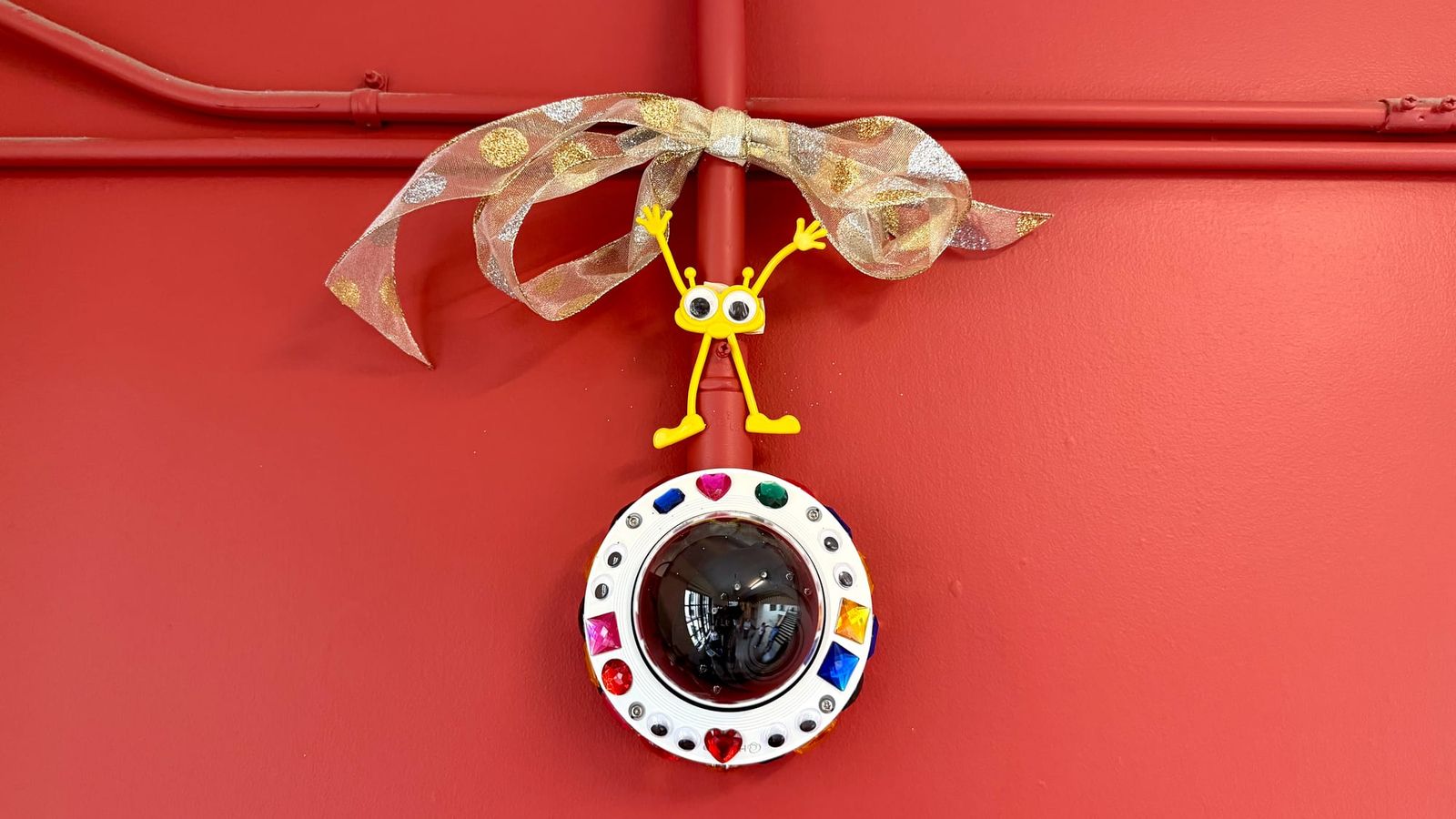 Professores do MIT decoram câmeras de vigilância com glitter e olhos de boneco