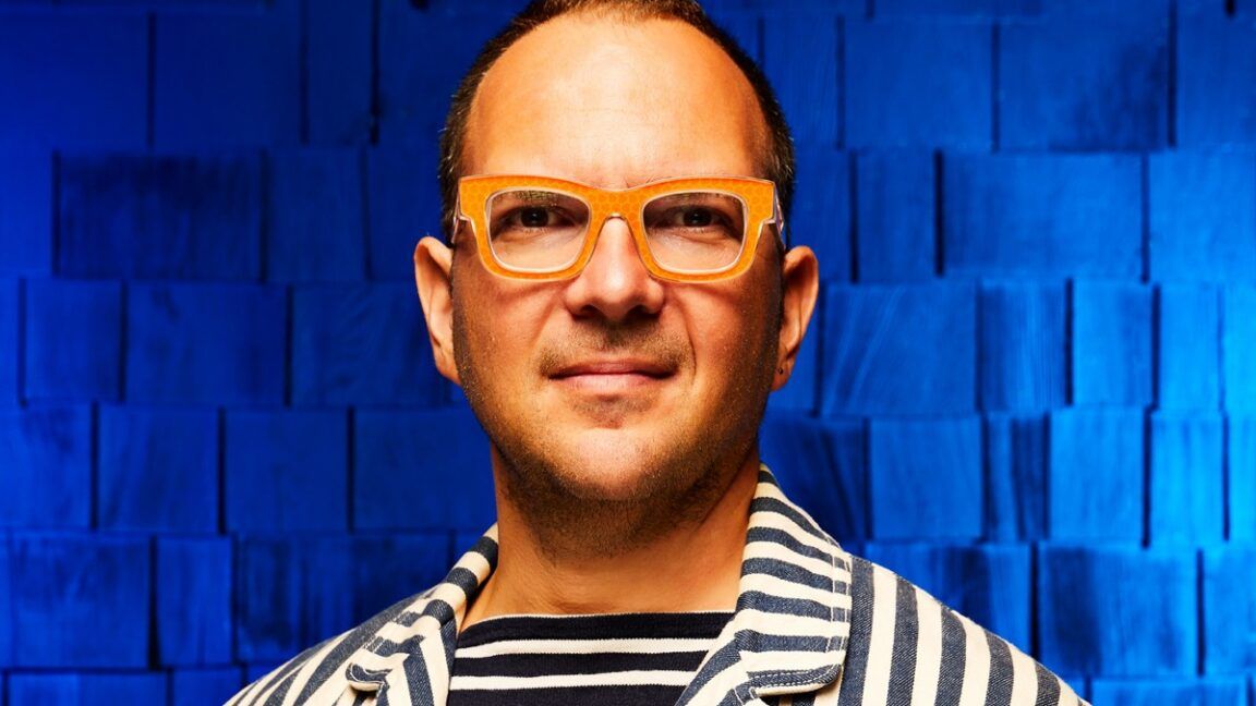 Cory Doctorow desafia o hype da IA — a tecnologia como apêndice humano