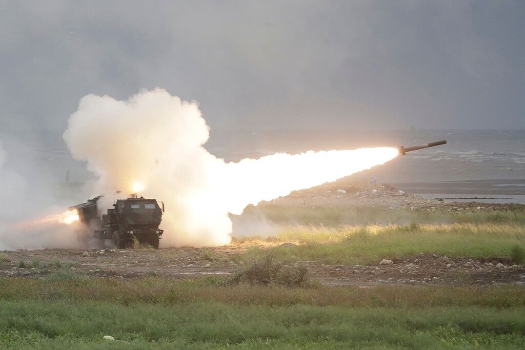 Taiwan testa HIMARS em solo real — a nova doutrina defensiva contra a China