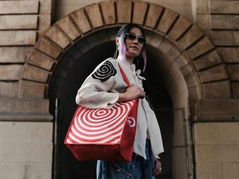 Gia Seo: A arte de transformar sacolas da Target em ícones de moda