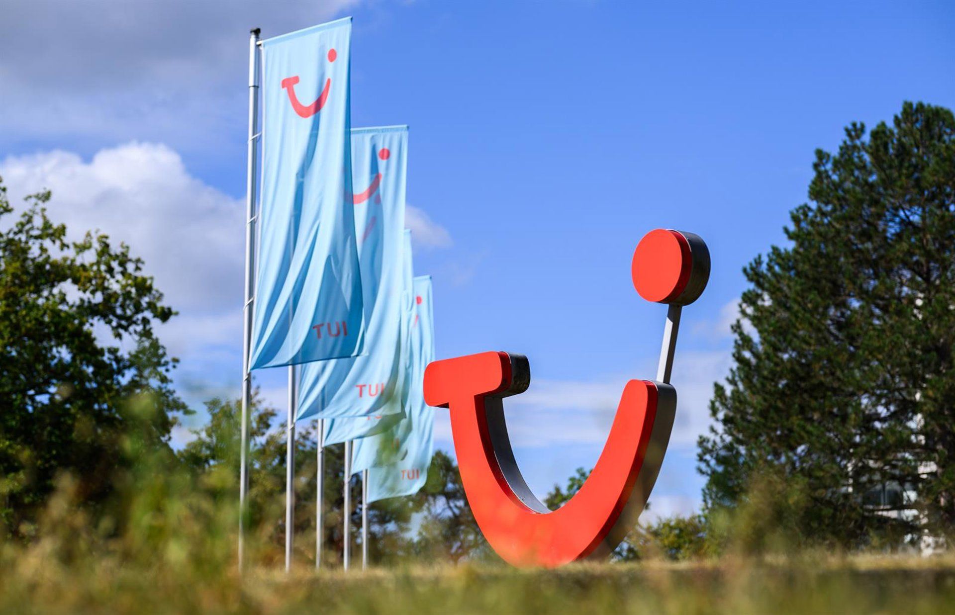 TUI reduz previsão de lucro com guerra no Irã e incertezas no turismo