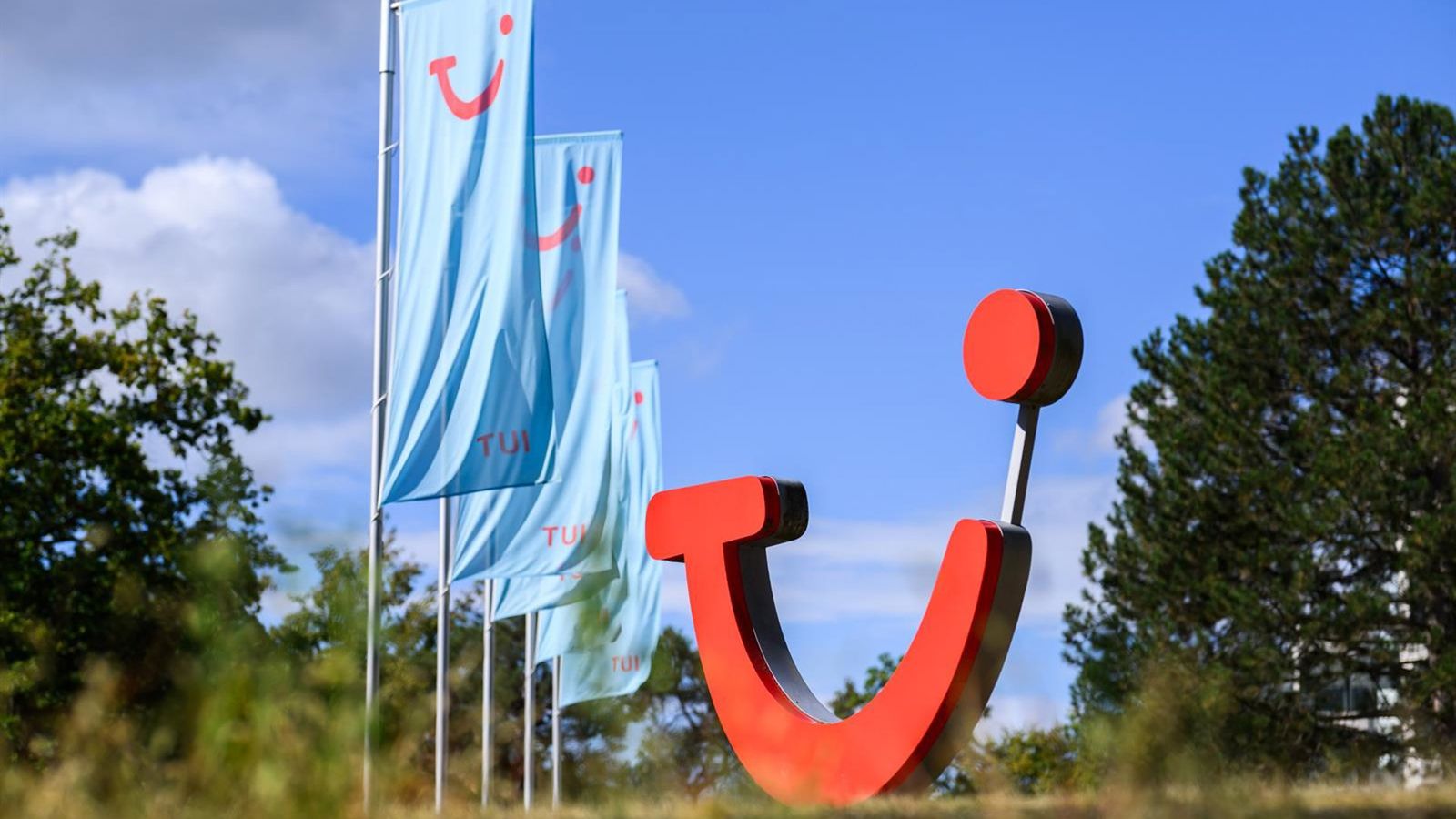 TUI reduz previsão de lucro com guerra no Irã e incertezas no turismo