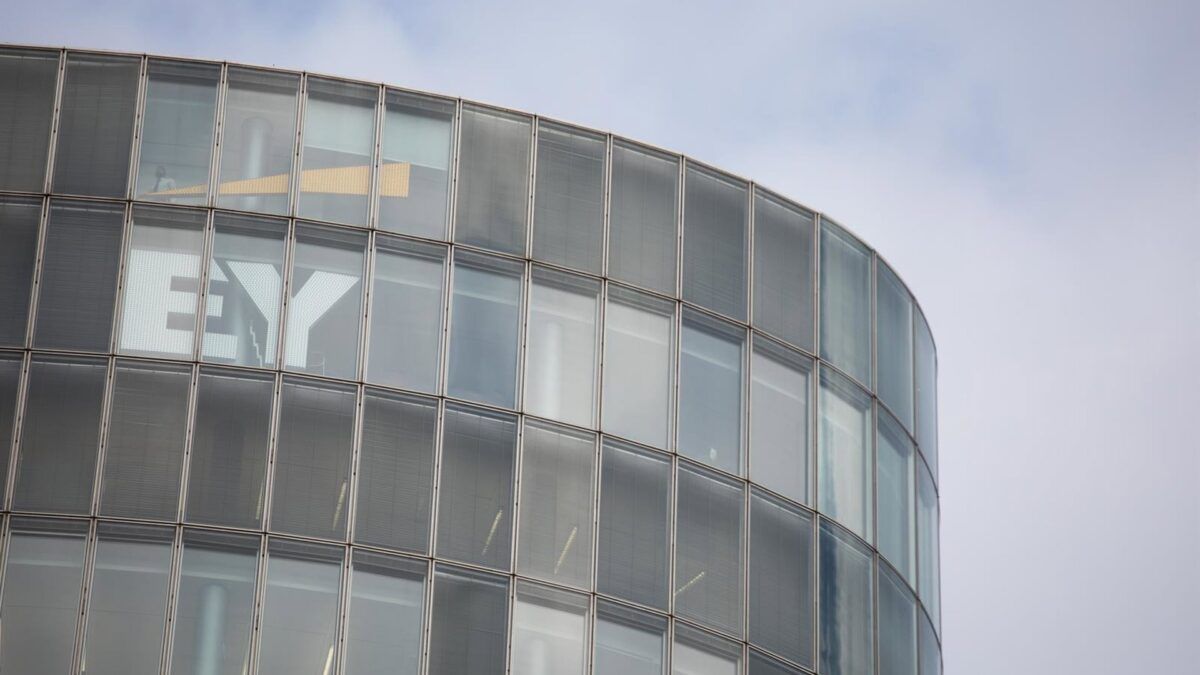 EY cresce 4,7% em receita e aposta alto em IA para impulsionar negócios