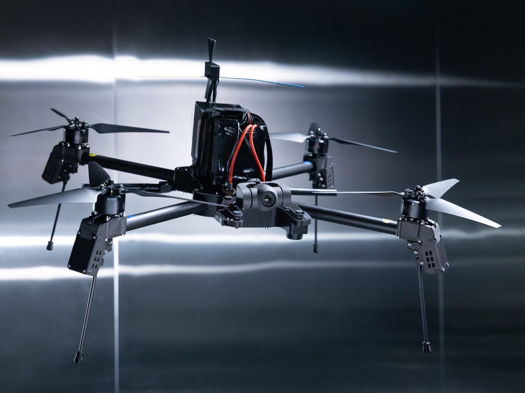 Frontline Robotics prioriza montagem manual para acelerar inovação em drones