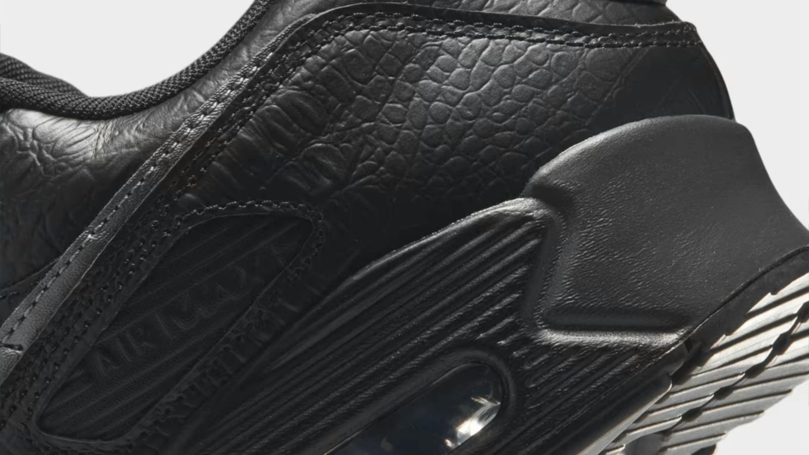 Nike Air Max 90 ressurge como item de luxo com textura de crocodilo