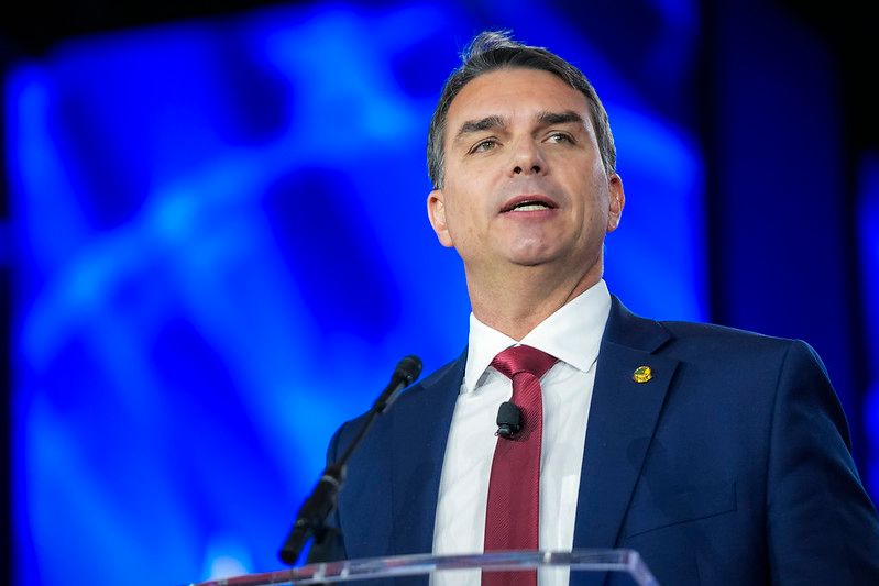 Flávio Bolsonaro defende fim da reeleição e gatilhos fiscais para um próximo governo