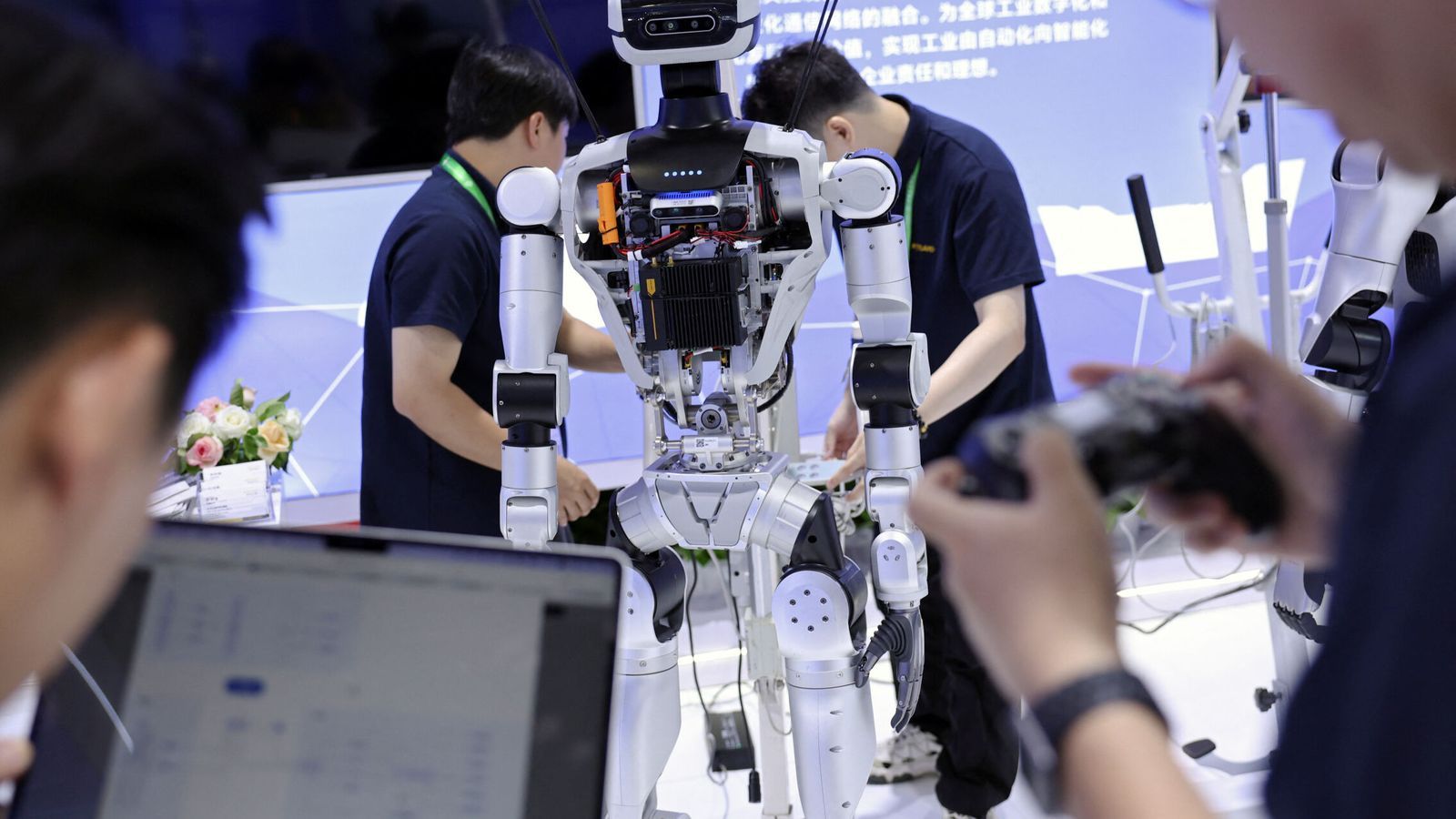 China acelera plano para integrar milhões de robôs em lares e no varejo