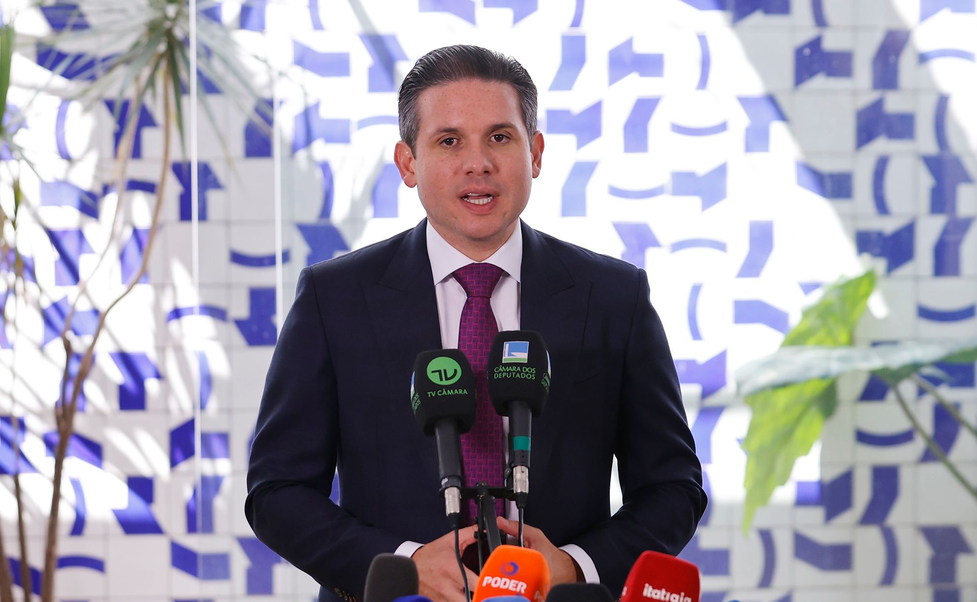 Hugo Motta adia votação da IA na Câmara — foco agora é alinhamento estratégico com o Senado